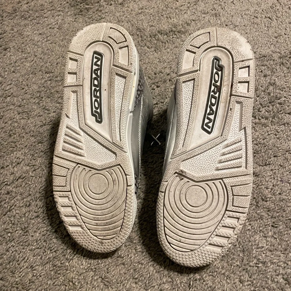 Silver Air Jordans women or kids - Picture 4 of 8